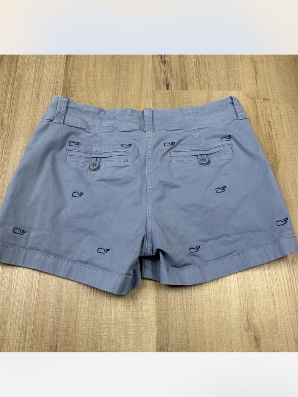 Vineyard Vines Women’s Blue Embroidered Whale Chino Shorts (S)